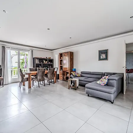 2 Bedroom Gorgeous Home In Pierrefitte-Sur-Seine Hébergement de vacances *